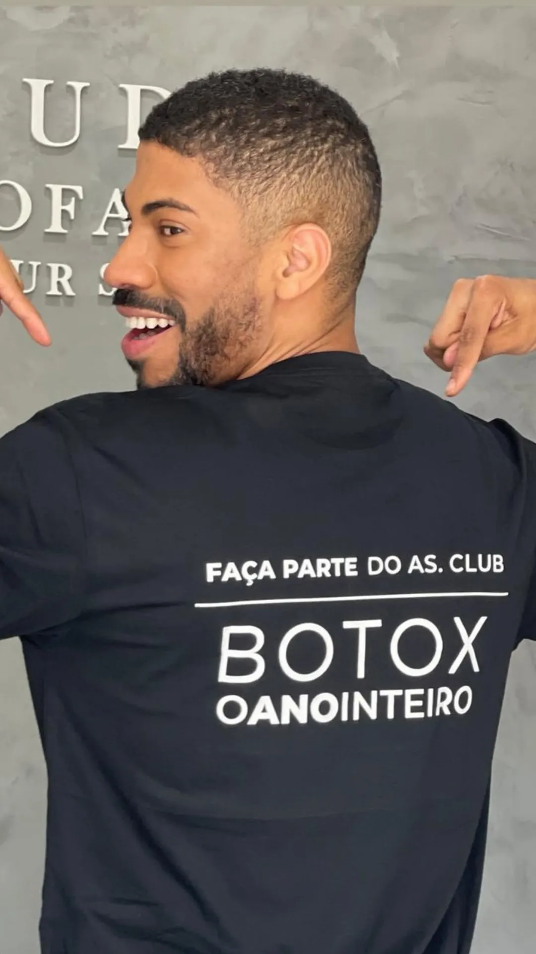 Dr. Arthur Santana com a camiseta do AS Club